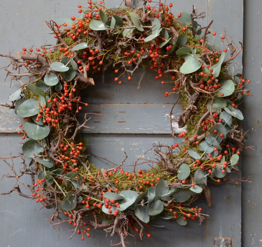 Moskrans 40 cm met rozenbottels en eucalyptus