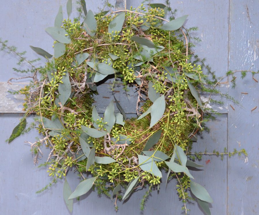 Sobere krans 45 cm met asparagus en eucalyptus